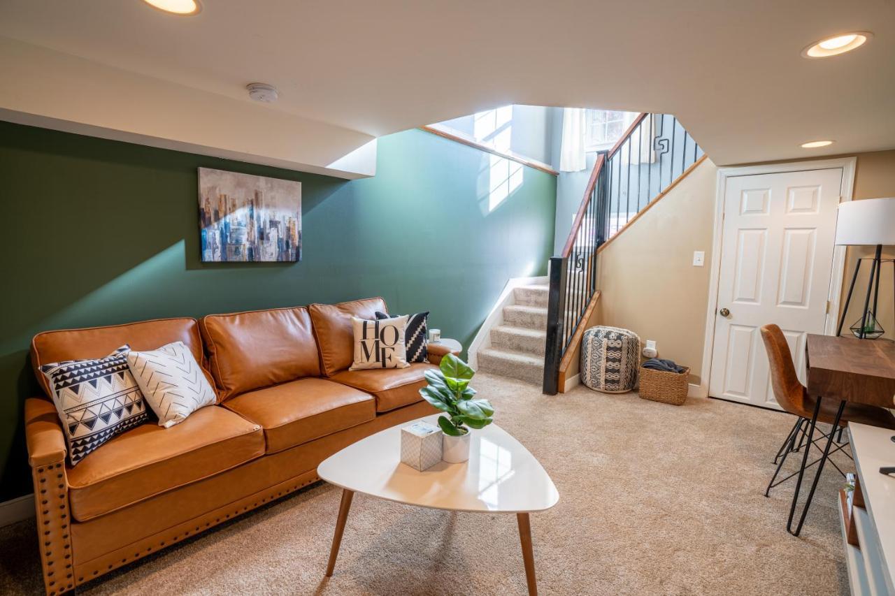 Cozy Townhouse Downtown W/ Game Room & Rooftop Baltimore Exterior photo